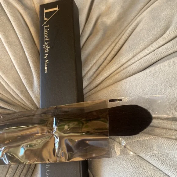 🎀 NEW in Box Classified Brush Collection Foundation Brush #04 - Picture 4 of 6